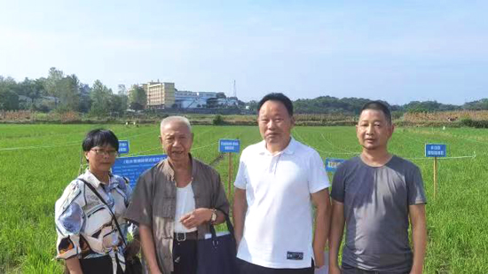常德市科協(xié)黨組成員、副主席李風(fēng)看望老科技工作者并考察科技示范項目